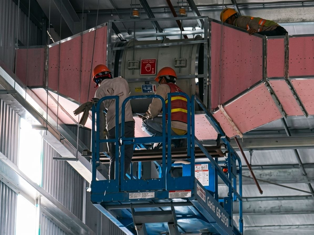 Đội ngũ kỹ thuật Cường Thông Gió đang thi công hệ thống ống gió tại công trình